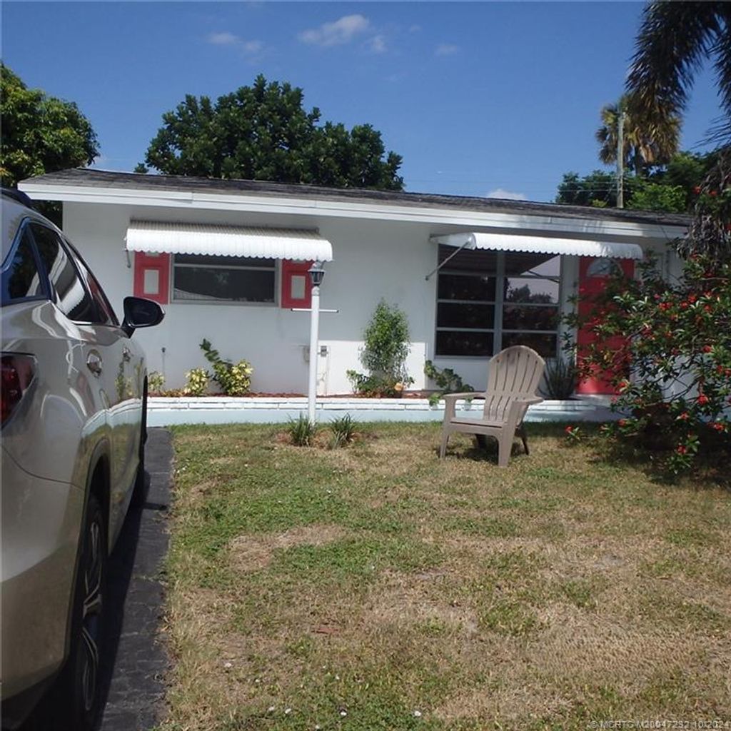 Photo of 410 SE Parkway Drive, Stuart, FL 34996 (MLS # M20047232)