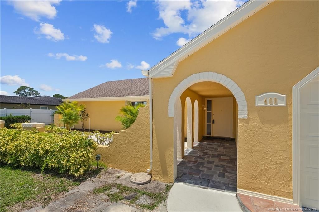 Photo of 409 S Naranja Avenue, Port Saint Lucie, FL 34983 (MLS # M20039228)