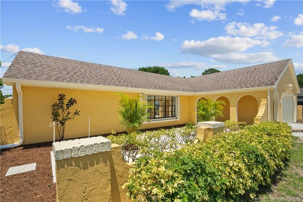 Photo of 409 S Naranja Avenue, Port Saint Lucie, FL 34983 (MLS # M20039228)