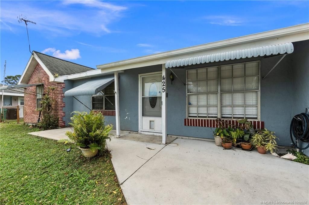 Photo of 425 SW Kentwood Road, Port Saint Lucie, FL 34953 (MLS # M20043435)