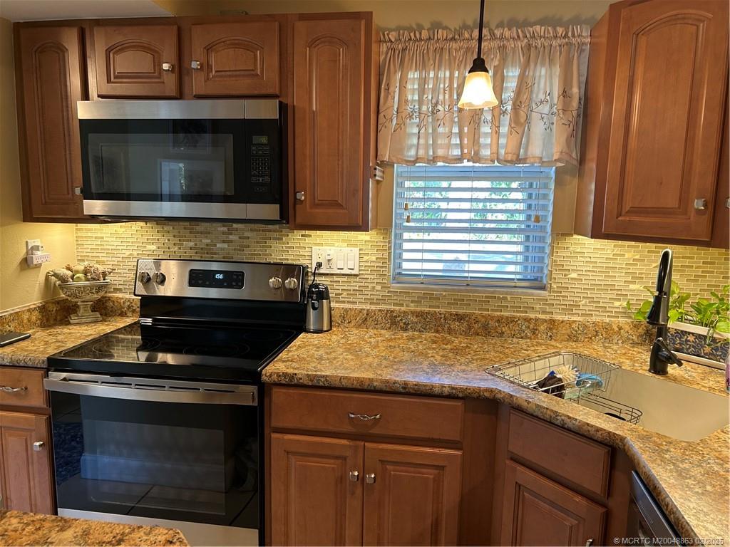Stuart, Florida 34994, United States, 2 Bedrooms Bedrooms, ,2 BathroomsBathrooms,Residential,Pending,10842