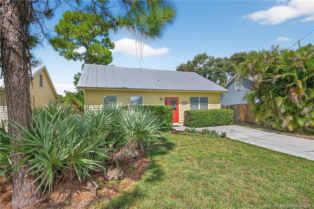 Photo of 5540 SE Colee Avenue, Stuart, FL 34997 (MLS # M20051990)