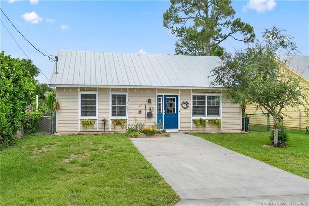 Photo of 5550 SE Colee Avenue, Stuart, FL 34997 (MLS # M20050972)