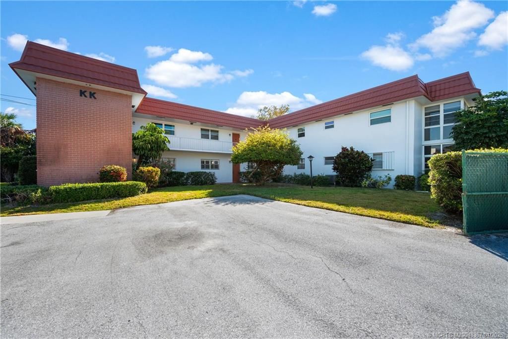 Photo of 2600 SE Ocean Boulevard #KK6, Stuart, FL 34996 (MLS # M20048367)