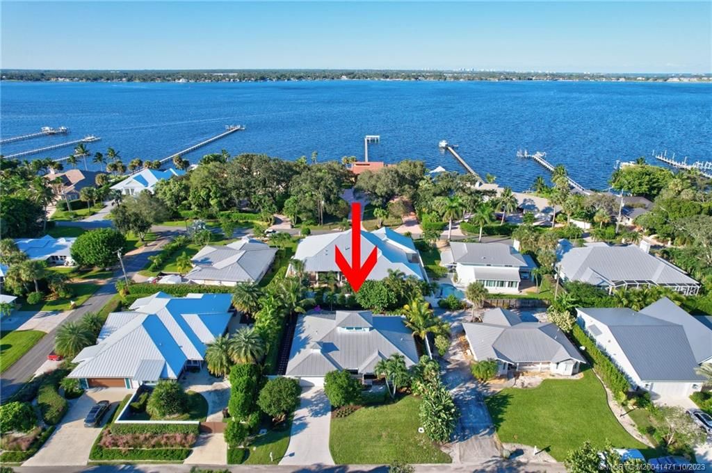 Photo of 907 SE Weir Street, Stuart, FL 34994 (MLS # M20041471)