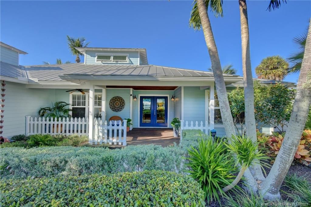 Photo of 907 SE Weir Street, Stuart, FL 34994 (MLS # M20041471)