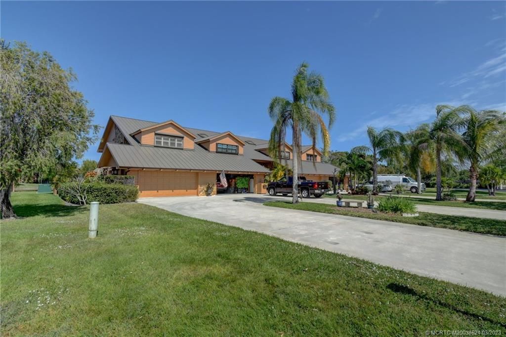 Photo of 164 SE Crestwood Circle #8-64, Stuart, FL 34997 (MLS # M20038524)