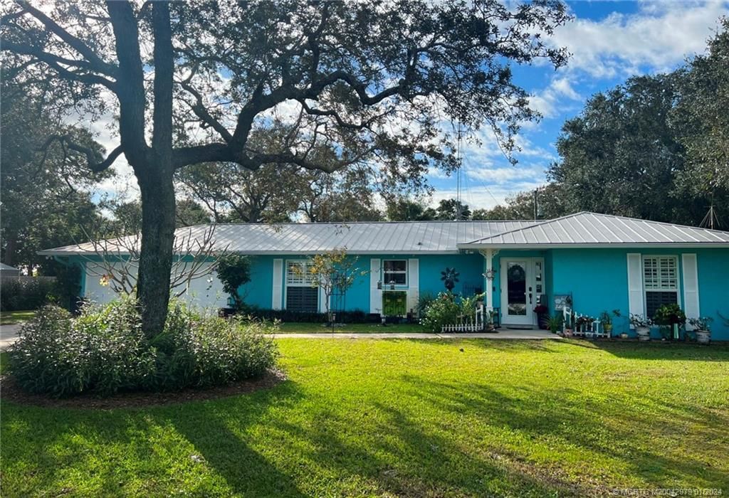 Photo of 910 SE Weir Street, Stuart, FL 34994 (MLS # M20042979)