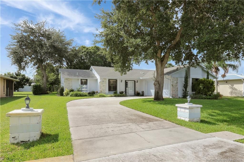 Photo of 1612 SE Grapeland Avenue, Port Saint Lucie, FL 34952 (MLS # M20048906)