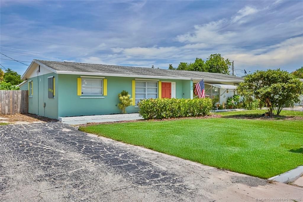 Photo of 417 SE Parkway Dr, Stuart, FL 34996 (MLS # M20051370)