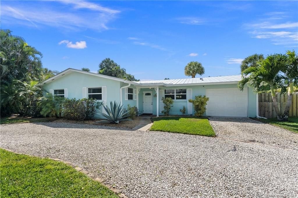 Photo of 206 SE Wentworth Drive, Stuart, FL 34996 (MLS # M20038623)