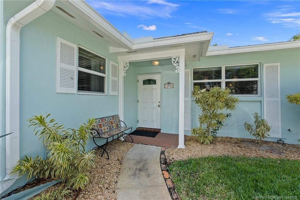 Photo of 206 SE Wentworth Drive, Stuart, FL 34996 (MLS # M20038623)