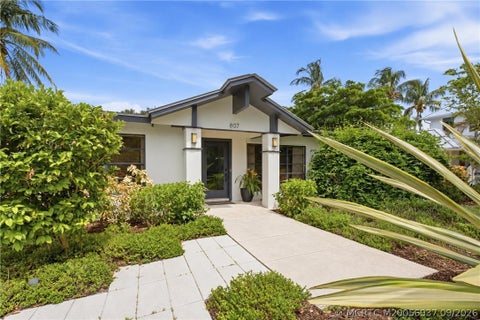 Photo of 807 SE Weir Street, Stuart, FL 34994 (MLS # M20056937)