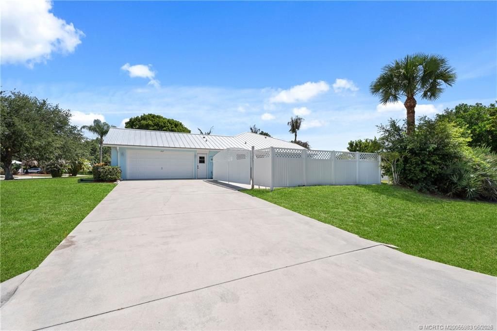 Photo of 507 NE Silver Oak Terrace, Jensen Beach, FL 34957 (MLS # M20055983)