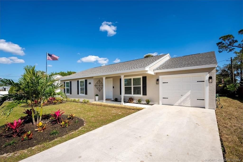 Photo of 925 SE Hibiscus Avenue, Stuart, FL 34996 (MLS # M20043148)