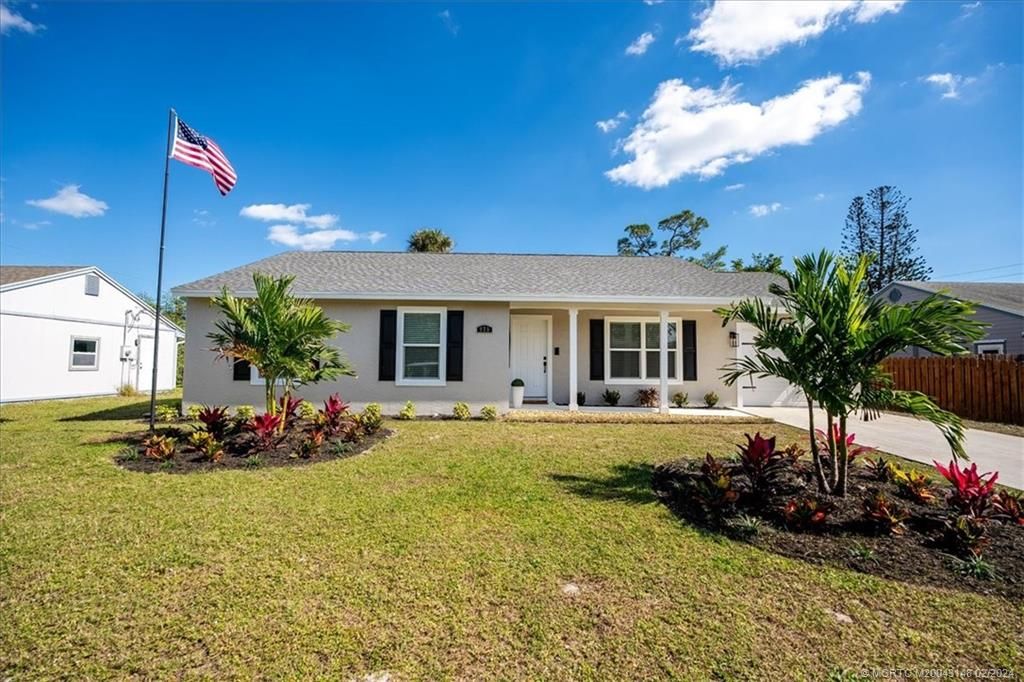 Photo of 925 SE Hibiscus Avenue, Stuart, FL 34996 (MLS # M20043148)
