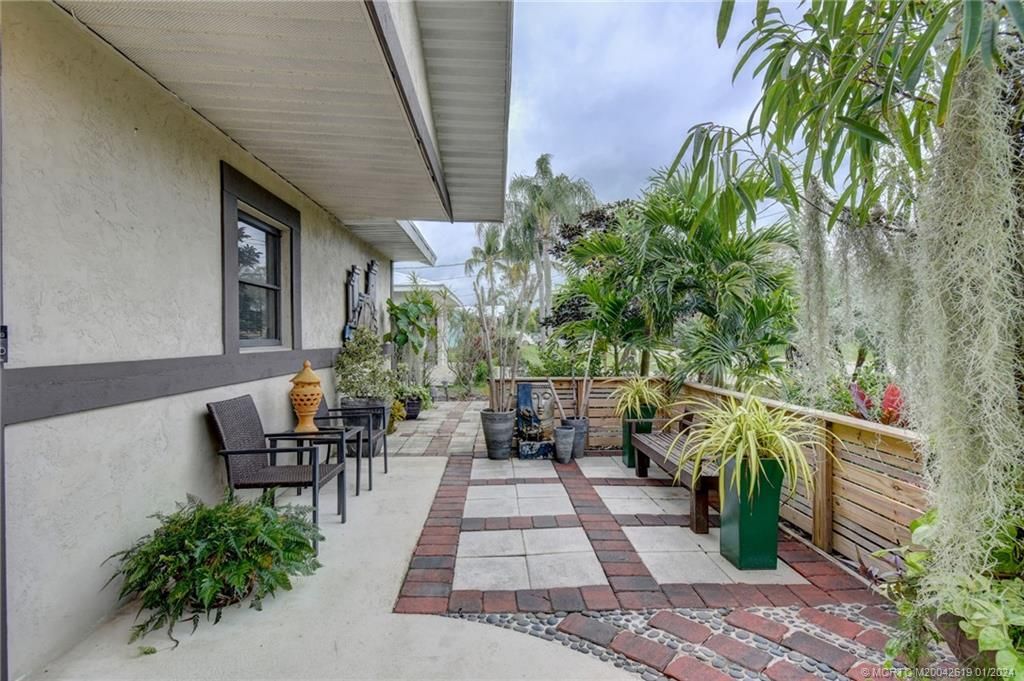 Photo of 662 SE Portage Avenue, Port Saint Lucie, FL 34984 (MLS # M20042619)