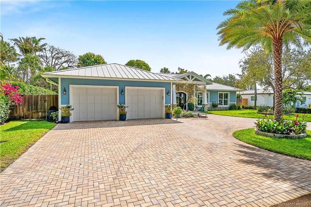 Photo of 305 SE Flamingo Avenue, Stuart, FL 34996 (MLS # M20055077)