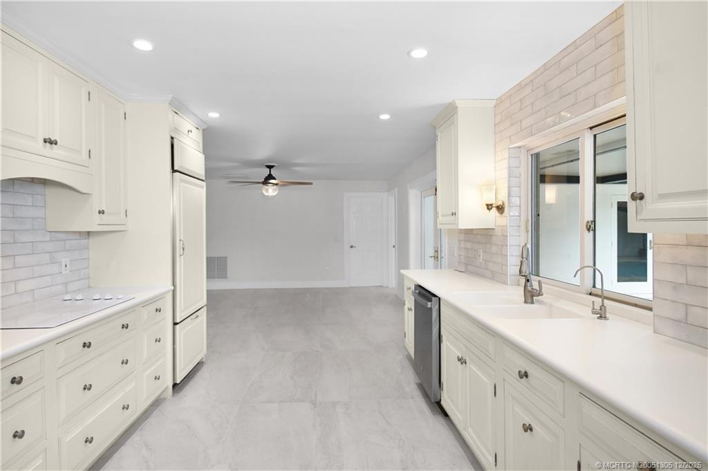 Sewalls Point, Florida 34996, United States, 3 Bedrooms Bedrooms, ,3 BathroomsBathrooms,Residential,Active,165537