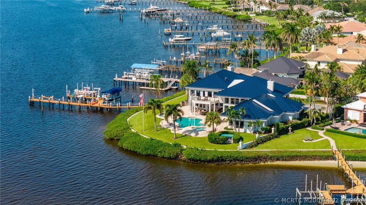 661 SW Bay Pointe Circle