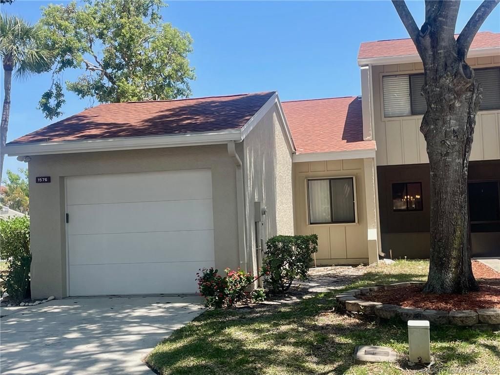 Photo of 1576 SW Crossing Circle, Palm City, FL 34990 (MLS # M20050370)