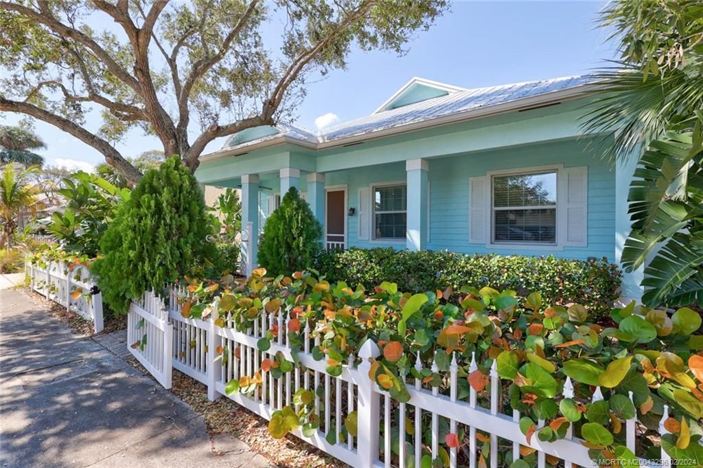 Photo of 424 SW Camden Avenue, Stuart, FL 34994 (MLS # M20043296)