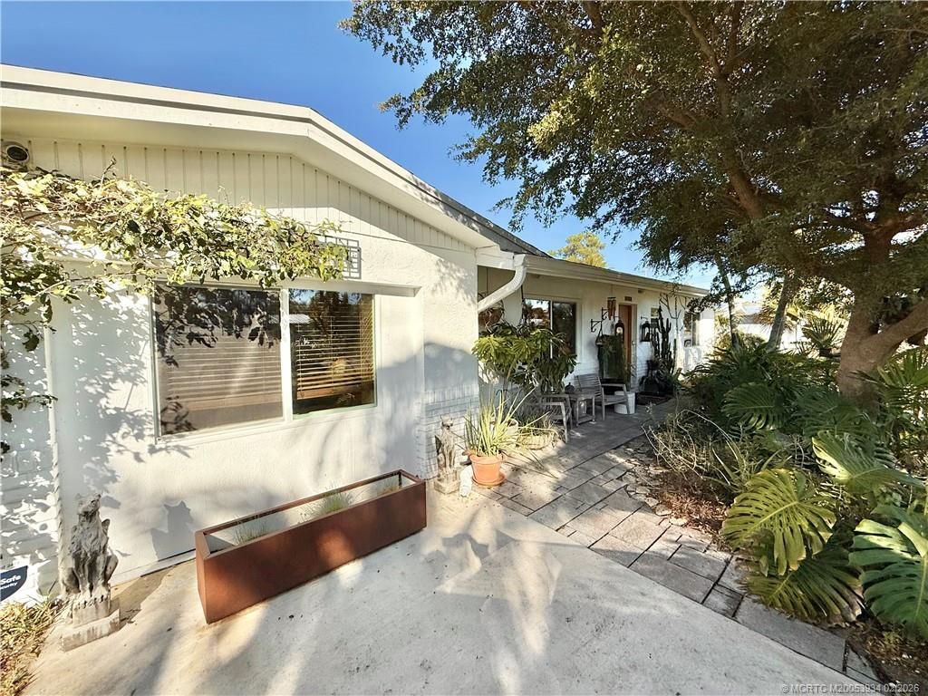 Photo of 1092 SE Madison Avenue, Stuart, FL 34996 (MLS # M20053934)