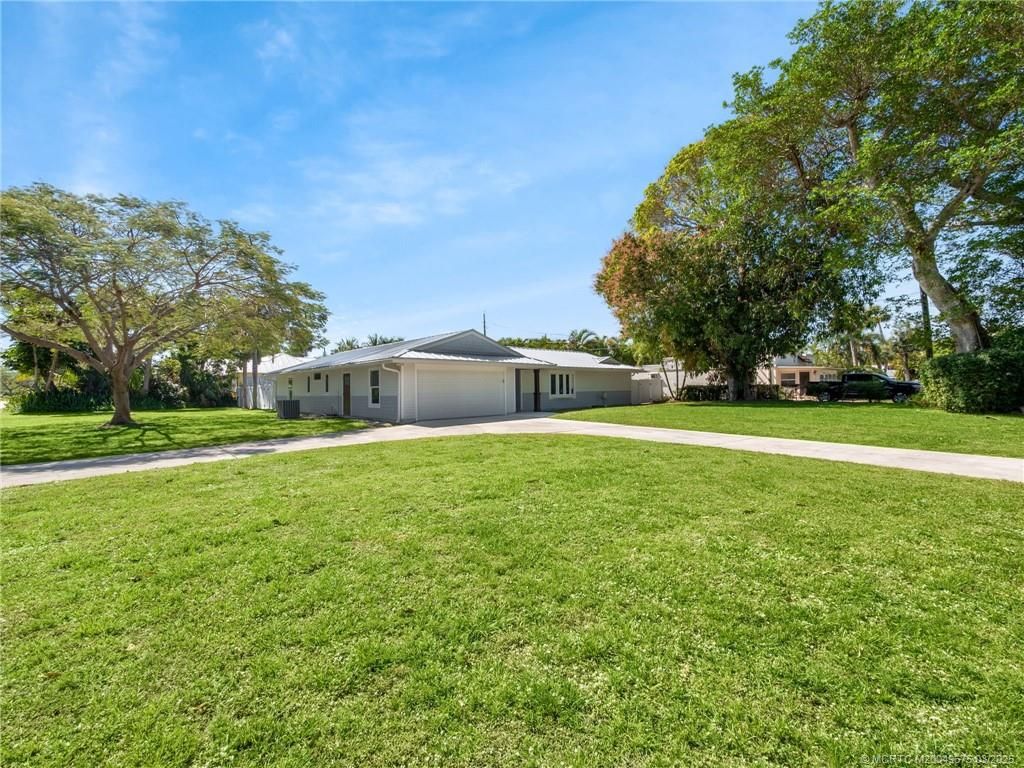 Photo of 1318 SE Riverside Drive, Stuart, FL 34996 (MLS # M20049675)