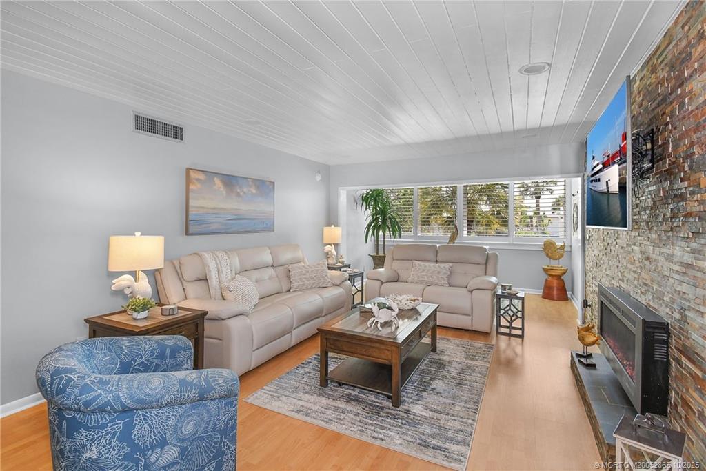 Stuart, Florida 34996, United States, 2 Bedrooms Bedrooms, ,2 BathroomsBathrooms,Residential,Pending,235443