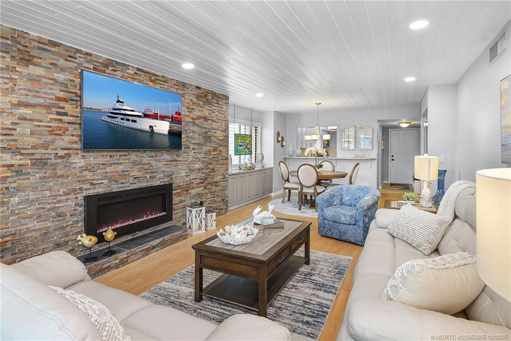 Stuart, Florida 34996, United States, 2 Bedrooms Bedrooms, ,2 BathroomsBathrooms,Residential,Pending,235443