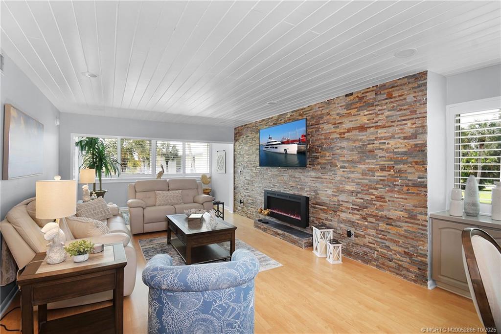 Stuart, Florida 34996, United States, 2 Bedrooms Bedrooms, ,2 BathroomsBathrooms,Residential,Pending,235443