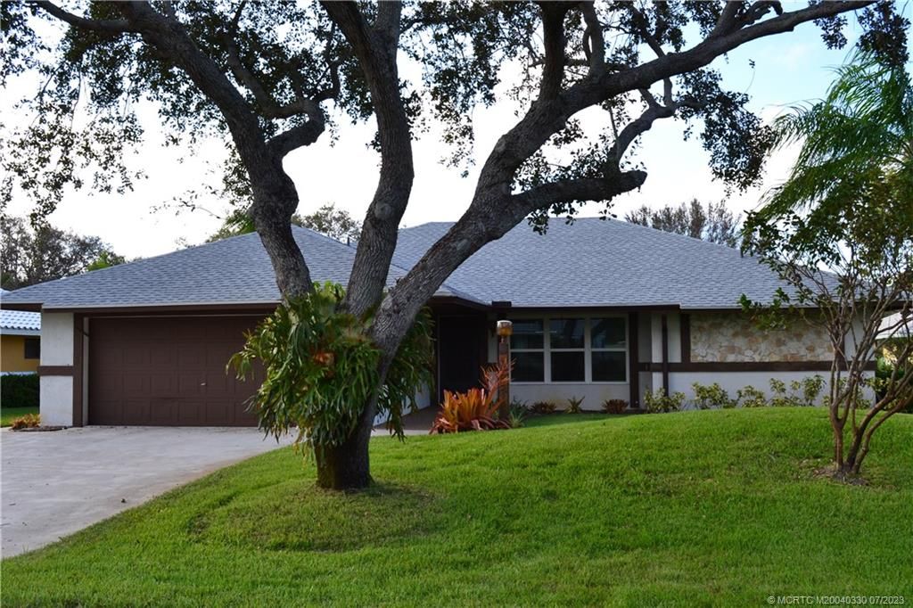 Photo of 4809 SE Hanson Circle, Stuart, FL 34997 (MLS # M20040330)