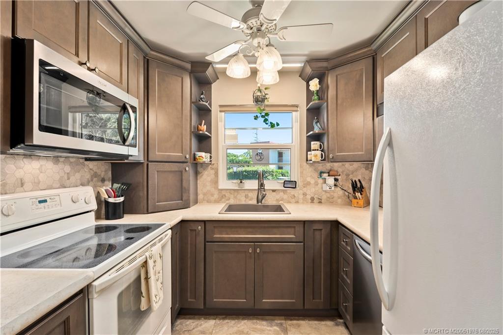 Stuart, Florida 34996, United States, 2 Bedrooms Bedrooms, ,2 BathroomsBathrooms,Residential,Active,200778