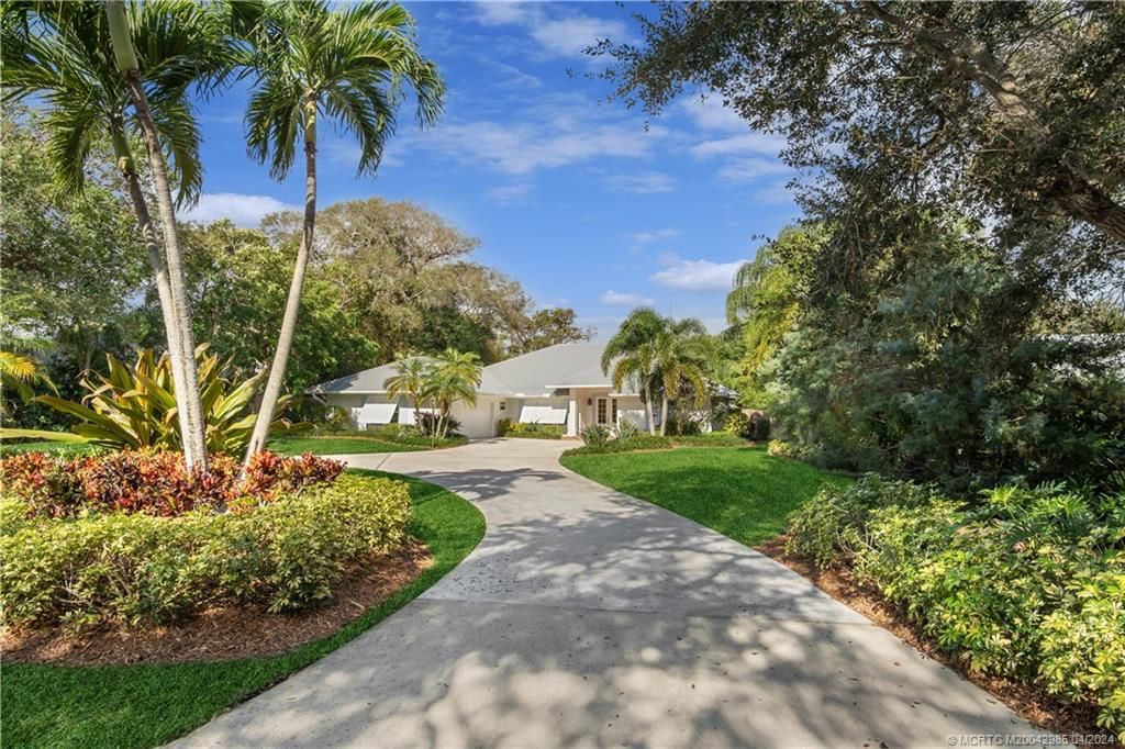 Photo of 12 N Ridgeview Road, Sewalls Point, FL 34996 (MLS # M20042985)