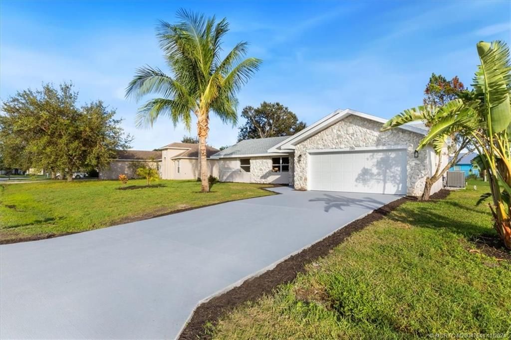 Photo of 2185 SE Holland Street, Port Saint Lucie, FL 34953 (MLS # M20047644)