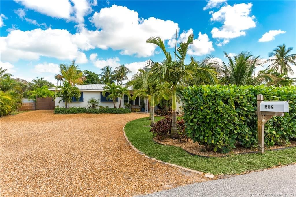 Photo of 809 SE Krueger Parkway, Stuart, FL 34996 (MLS # M20038597)