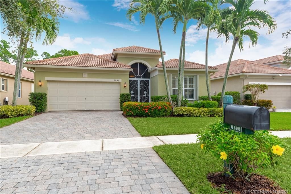 Photo of 6896 SE Twin Oaks Circle, Stuart, FL 34997 (MLS # M20041102)