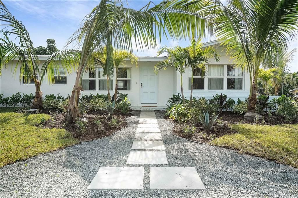 Photo of 901 SE Madison Avenue, Stuart, FL 34996 (MLS # M20053838)