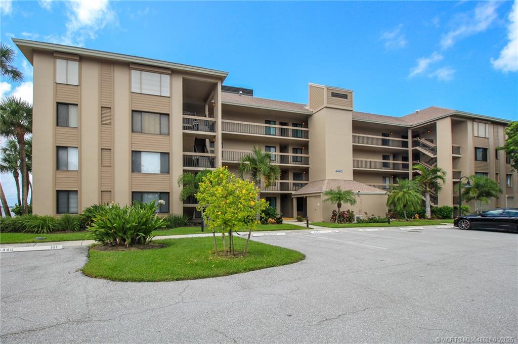 Stuart, Florida 34996, United States, 2 Bedrooms Bedrooms, ,2 BathroomsBathrooms,Residential,Pending,16464