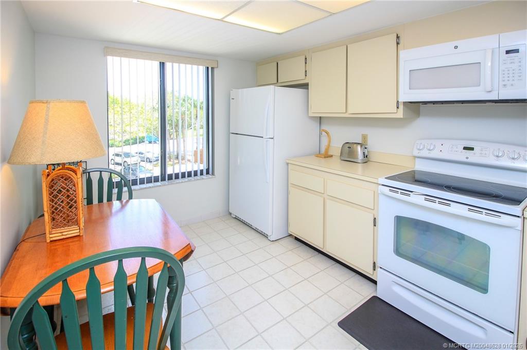 Stuart, Florida 34996, United States, 2 Bedrooms Bedrooms, ,2 BathroomsBathrooms,Residential,Pending,16464