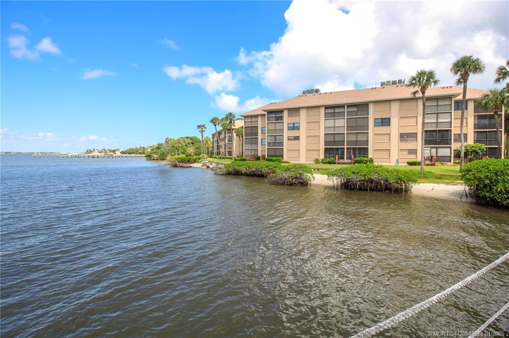 Stuart, Florida 34996, United States, 2 Bedrooms Bedrooms, ,2 BathroomsBathrooms,Residential,Pending,16464