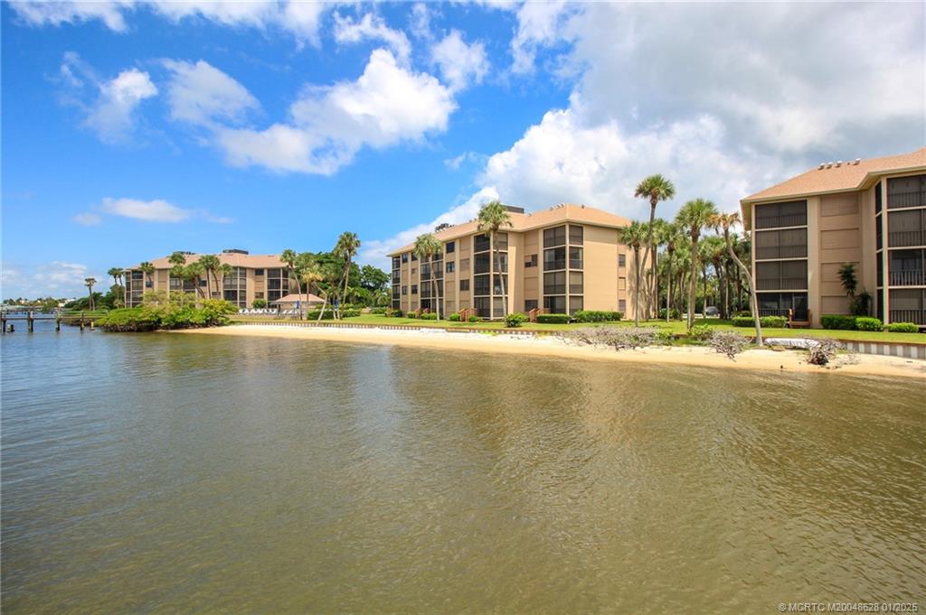 Stuart, Florida 34996, United States, 2 Bedrooms Bedrooms, ,2 BathroomsBathrooms,Residential,Pending,16464