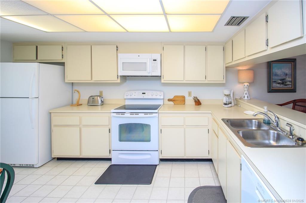 Stuart, Florida 34996, United States, 2 Bedrooms Bedrooms, ,2 BathroomsBathrooms,Residential,Pending,16464