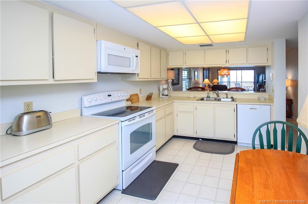 Stuart, Florida 34996, United States, 2 Bedrooms Bedrooms, ,2 BathroomsBathrooms,Residential,Pending,16464