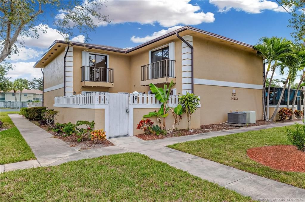 Photo of 1482 N Lawnwood Circle #32-A, Fort Pierce, FL 34950 (MLS # M20046174)