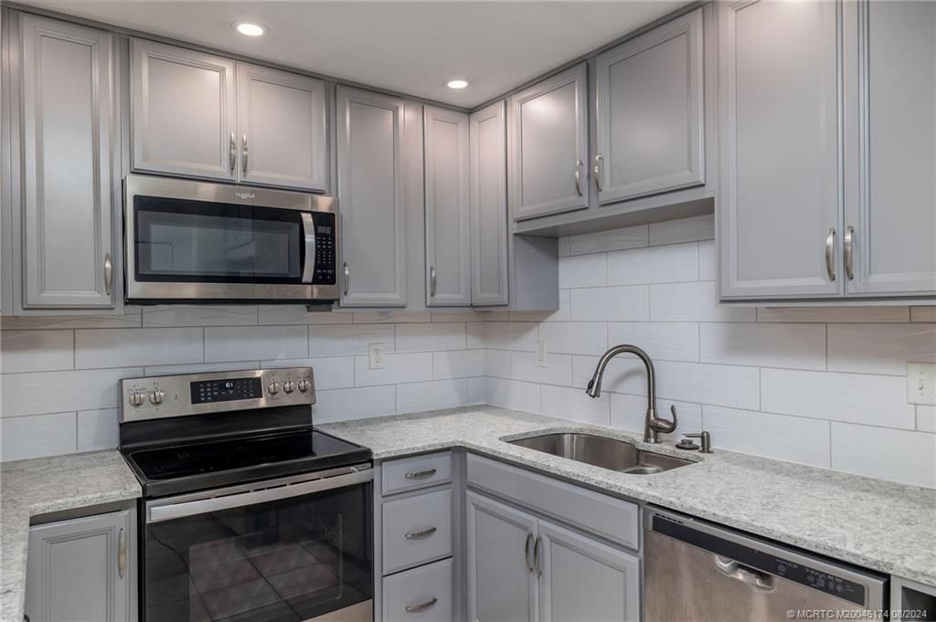 Photo of 1482 N Lawnwood Circle #32-A, Fort Pierce, FL 34950 (MLS # M20046174)