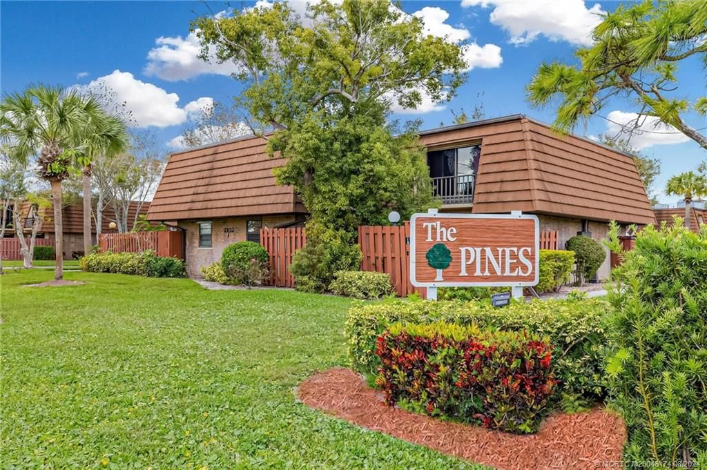 Photo of 1482 N Lawnwood Circle #32-A, Fort Pierce, FL 34950 (MLS # M20046174)