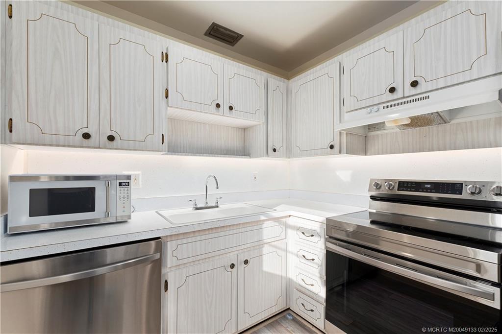 Stuart, Florida 34996, United States, 1 Bedroom Bedrooms, ,2 BathroomsBathrooms,Residential,Pending,2471