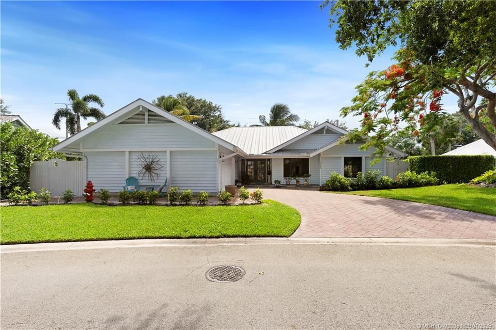 Photo of 10380 SE Jupiter Narrows Drive, Hobe Sound, FL 33455 (MLS # M20053829)