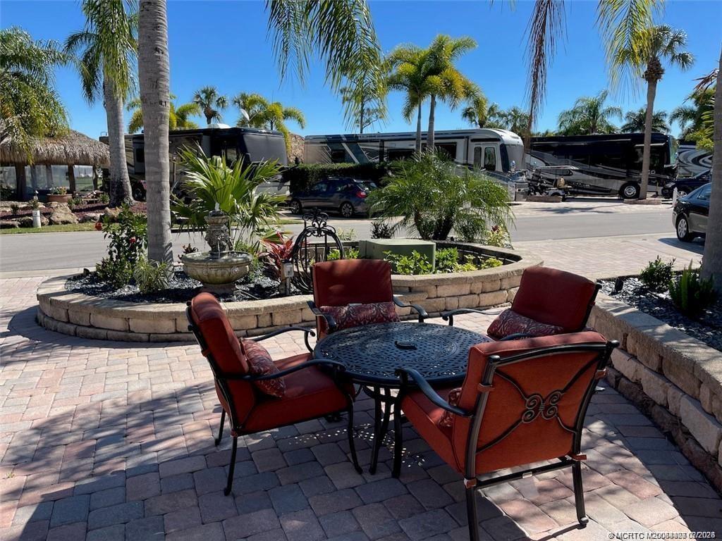 372 NW Foursome Lane